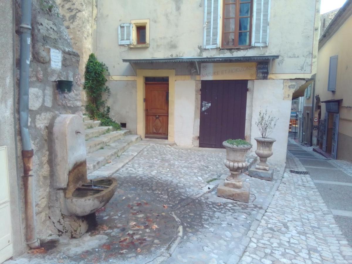 Апартаменты La Fontaine Мустье-Сент-Мари Экстерьер фото